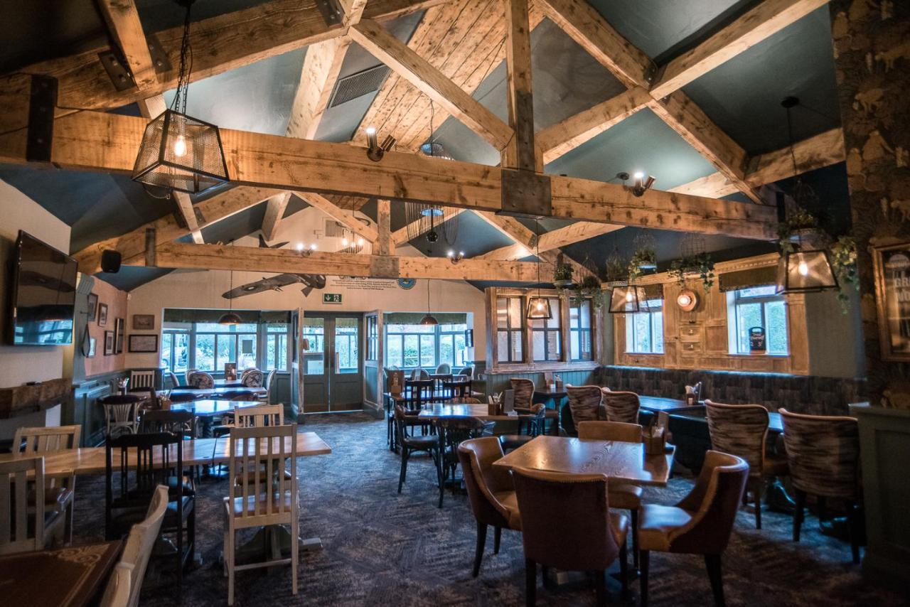 Cat & Lion Country Pub And Hotel 워링턴 외부 사진
